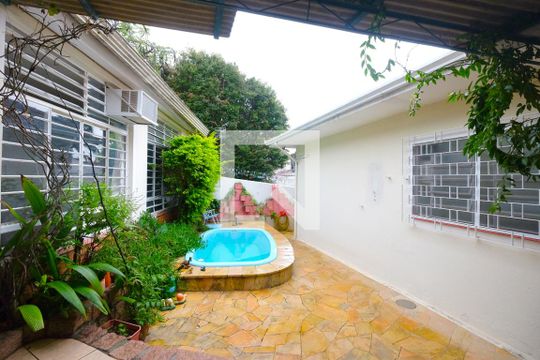 Quintal de casa à venda com 3 quartos, 227m² em Três Figueiras, Porto Alegre