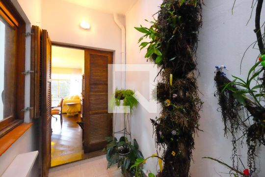 Jardim Lateral de casa à venda com 3 quartos, 227m² em Três Figueiras, Porto Alegre