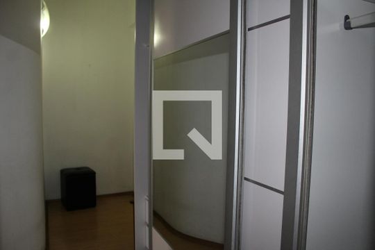 Detalhe do armário do corredor de apartamento para alugar com 1 quarto, 54m² em Anchieta, São Bernardo do Campo