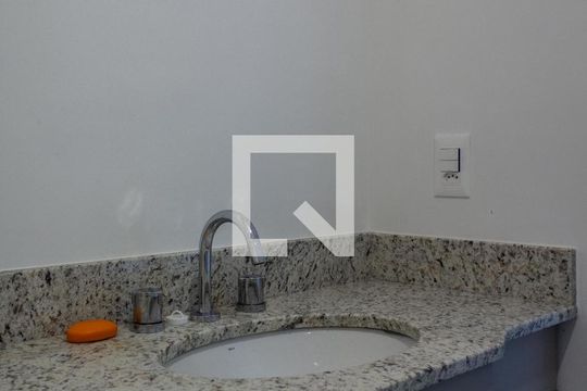 Banheiro de kitnet/studio à venda com 1 quarto, 27m² em Partenon, Porto Alegre