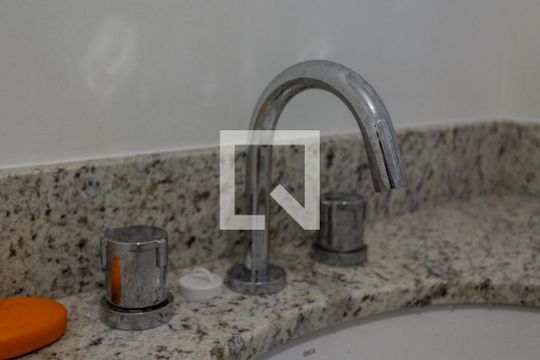 Banheiro de kitnet/studio à venda com 1 quarto, 27m² em Partenon, Porto Alegre