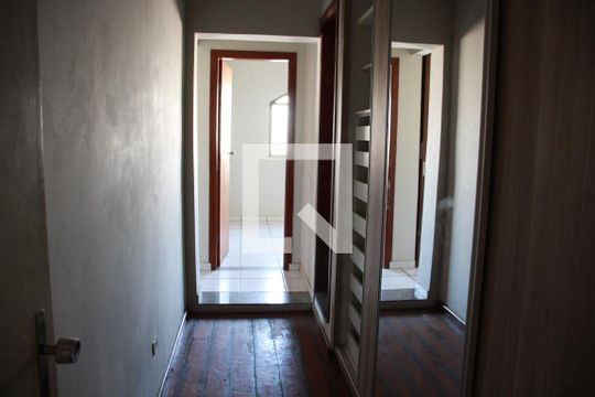 Corredor de casa para alugar com 6 quartos, 300m² em Umuarama, Uberlândia