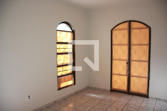 Sala 1 de casa para alugar com 6 quartos, 300m² em Umuarama, Uberlândia
