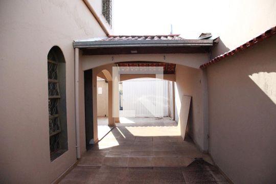 Garagem de casa para alugar com 6 quartos, 300m² em Umuarama, Uberlândia