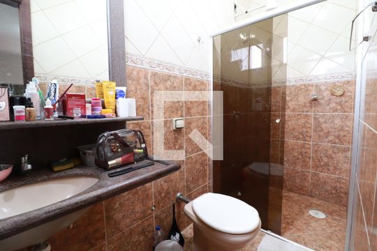 Banheiro da Suíte 1 de casa para alugar com 4 quartos, 200m² em Cidade Jardim, Uberlândia