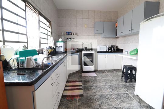 Cozinha de casa para alugar com 4 quartos, 200m² em Cidade Jardim, Uberlândia
