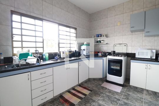 Cozinha de casa para alugar com 4 quartos, 200m² em Cidade Jardim, Uberlândia