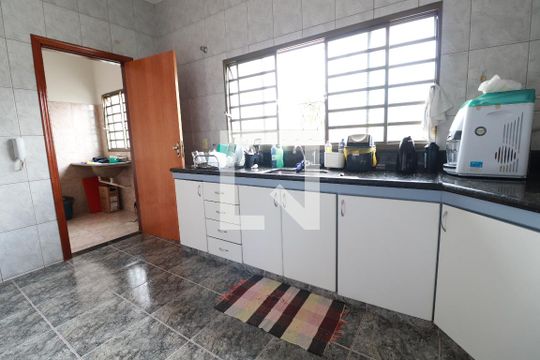 Cozinha de casa para alugar com 4 quartos, 200m² em Cidade Jardim, Uberlândia