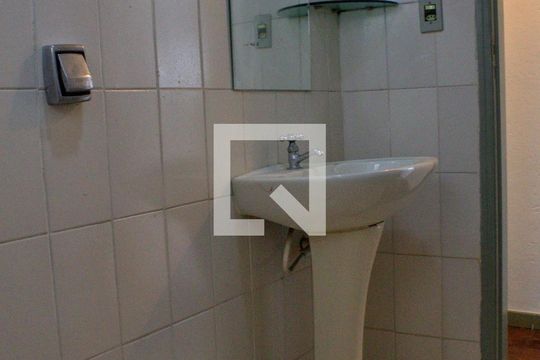 Banheiro de casa de condomínio para alugar com 1 quarto, 40m² em Jardim Monte Kemel, São Paulo