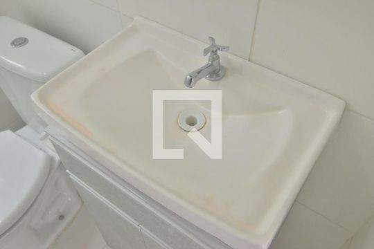 Banheiro de apartamento à venda com 2 quartos, 50m² em Mato Grande, Canoas