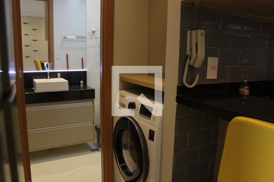 Entrada do banheiro c/ maquina de lavar de kitnet/studio para alugar com 1 quarto, 38m² em Centro, Guarulhos