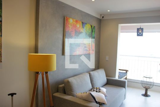 Sala com vista para sacada de kitnet/studio para alugar com 1 quarto, 38m² em Centro, Guarulhos