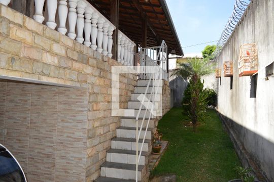 Quintal de casa à venda com 3 quartos, 708m² em Ressaca, Contagem