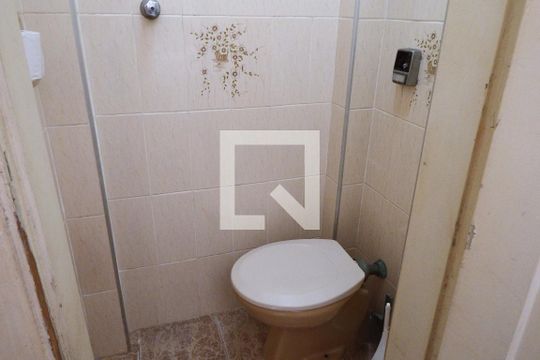 Banheiro de serviço de apartamento para alugar com 2 quartos, 110m² em Itararé, São Vicente