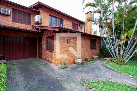 Fachada de casa à venda com 3 quartos, 186m² em Ipanema, Porto Alegre