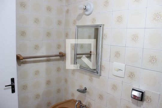 Banheiro de apartamento para alugar com 1 quarto, 57m² em Centro, São Vicente