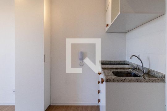 Cozinha de apartamento para alugar com 1 quarto, 28m² em Água Branca, São Paulo