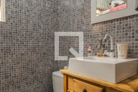 Banheiro de casa para alugar com 2 quartos, 85m² em Bom Jesus, Porto Alegre