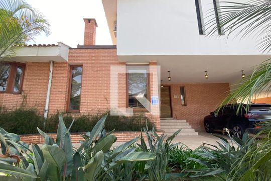Fachada de casa de condomínio à venda com 5 quartos, 700m² em Alphaville, Santana de Parnaíba