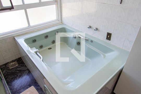 Banheiro da Suíte 2 de casa de condomínio para alugar com 5 quartos, 1000m² em Sapê, Niterói