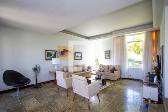 Sala de TV de casa de condomínio para alugar com 5 quartos, 1000m² em Sapê, Niterói
