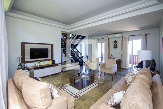 Sala de TV de casa de condomínio para alugar com 5 quartos, 1000m² em Sapê, Niterói