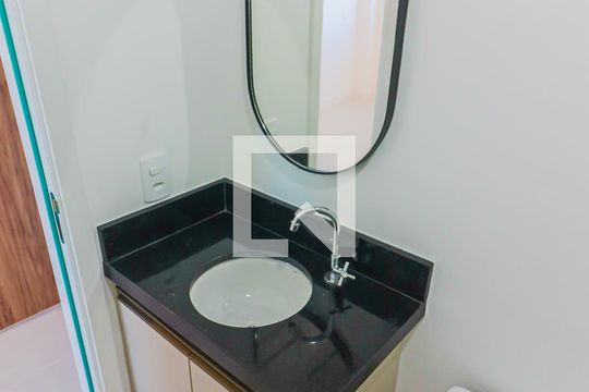 Banheiro de kitnet/studio para alugar com 1 quarto, 25m² em Bonfim, Osasco