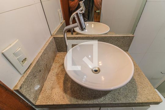 Banheiro Social de casa de condomínio para alugar com 2 quartos, 60m² em Vargem Pequena, Rio de Janeiro