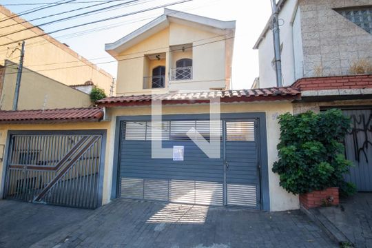 Fachada de casa à venda com 3 quartos, 200m² em Cipava, Osasco