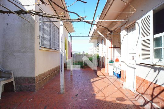 Pátio de casa à venda com 3 quartos, 450m² em Jardim Lindóia, Porto Alegre