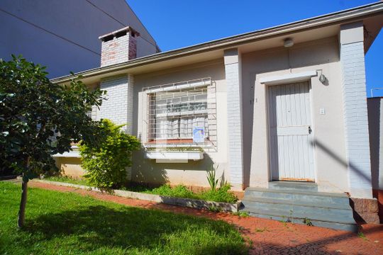 Fachada de casa à venda com 3 quartos, 450m² em Jardim Lindóia, Porto Alegre