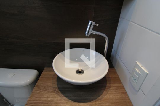 Banheiro de apartamento para alugar com 2 quartos, 49m² em Cangaiba, São Paulo