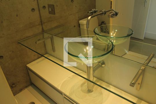 Banheiro de apartamento à venda com 2 quartos, 70m² em Usina Piratininga, São Paulo