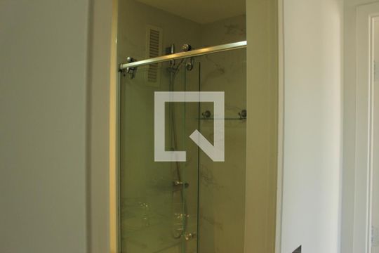 Banheiro de apartamento à venda com 2 quartos, 70m² em Usina Piratininga, São Paulo