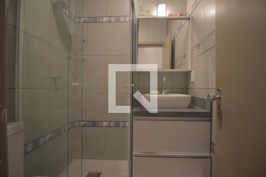 Banheiro de apartamento à venda com 3 quartos, 80m² em Petrópolis, Porto Alegre