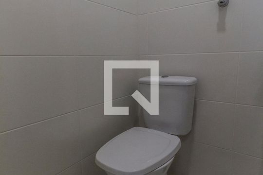 Banheiro de serviço de apartamento para alugar com 3 quartos, 177m² em Alphaville Empresarial, Barueri