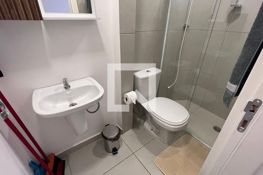 Banheiro de kitnet/studio para alugar com 1 quarto, 25m² em Perdizes, São Paulo