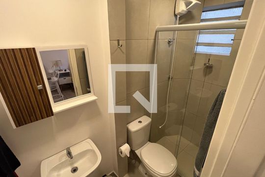 Banheiro de kitnet/studio para alugar com 1 quarto, 25m² em Perdizes, São Paulo