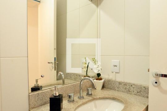 Banheiro de apartamento à venda com 2 quartos, 58m² em Vila Nova, Porto Alegre