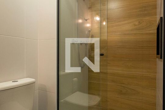 Banheiro de kitnet/studio para alugar com 1 quarto, 30m² em Pinheiros, São Paulo