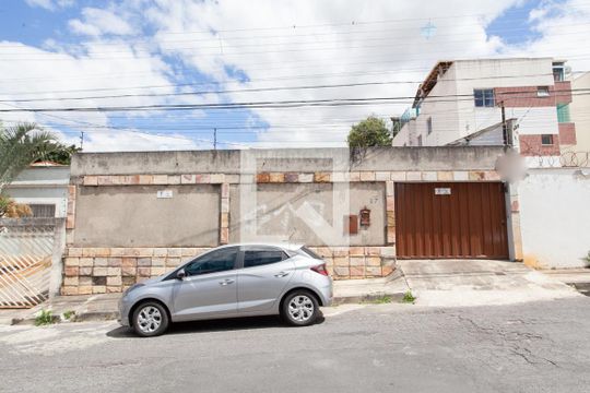 Fachada de casa à venda com 2 quartos, 360m² em Copacabana , Belo Horizonte