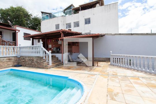 Piscina de casa à venda com 2 quartos, 360m² em Copacabana , Belo Horizonte