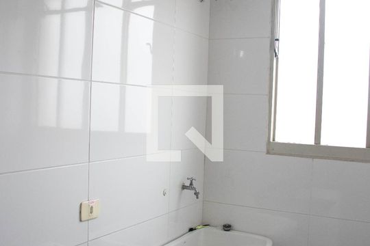 Area de serviço de apartamento para alugar com 2 quartos, 57m² em Vila Carmosina, São Paulo