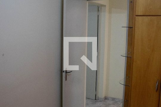 Quarto 1 de apartamento para alugar com 2 quartos, 57m² em Vila Carmosina, São Paulo