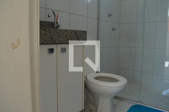 Banheiro de apartamento para alugar com 2 quartos, 45m² em Morro do Confisco, Contagem