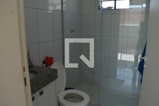 Banheiro de apartamento para alugar com 2 quartos, 45m² em Morro do Confisco, Contagem