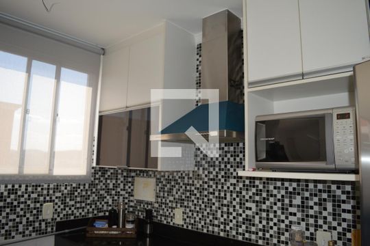 Cozinha de apartamento para alugar com 2 quartos, 45m² em Morro do Confisco, Contagem