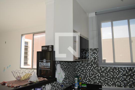 Cozinha de apartamento para alugar com 2 quartos, 45m² em Morro do Confisco, Contagem