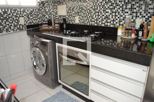 Cozinha de apartamento para alugar com 2 quartos, 45m² em Morro do Confisco, Contagem