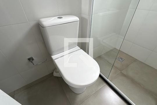 Banheiro de apartamento à venda com 1 quarto, 41m² em Bacacheri, Curitiba